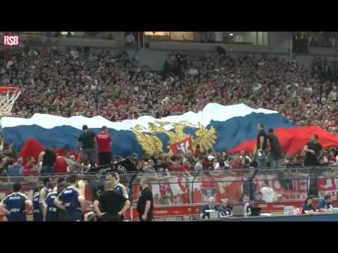   Сербы разворачивают флаг России  