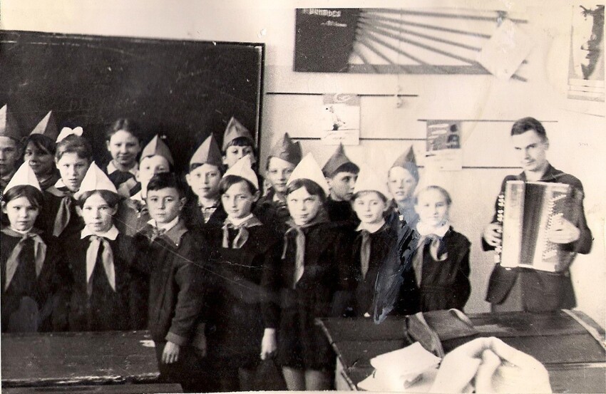 1970 год. Пионеры 5 классов проводят сбор, посвящённый 100-летию со дня рождения В.И. Ленина.