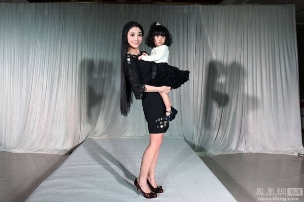 У двухлетней девочки из Китая гардероб стоимостью 200 тысяч долларов