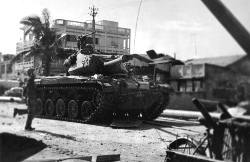Танк М46 атакует позиции вьетконговцев. Сайгон. Вьетнам в мае 1960 года