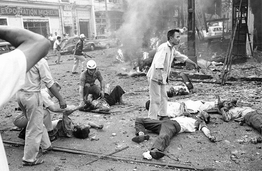 Убитые и раненые лежат на улице после взрыва бомбы около посольства США в Сайгоне, Вьетнам 30 марта 1965 год.