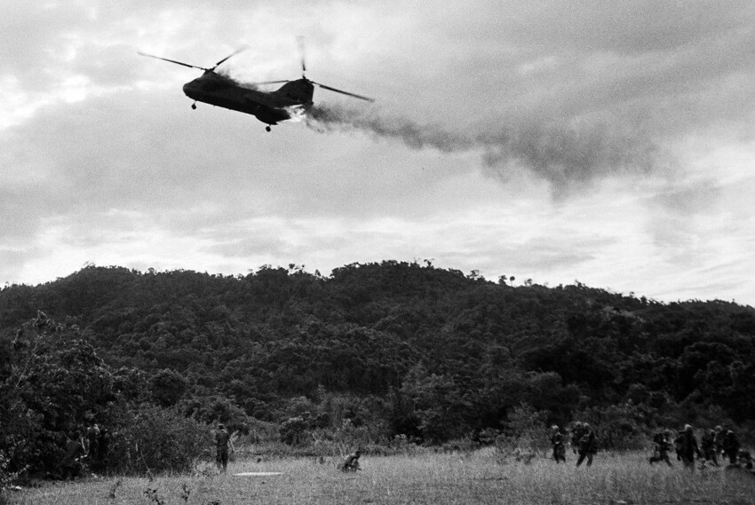 Вертолёт армии США поражён в бою. 15 июля 1966 года.