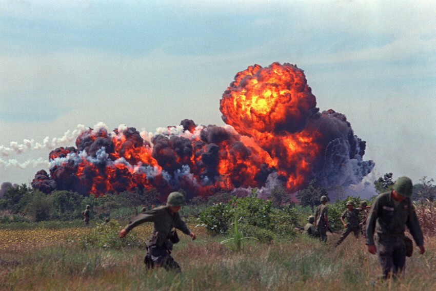 Американцы напалмом выжигают вьетнамцев.В Южном Вьетнаме в 1966 году