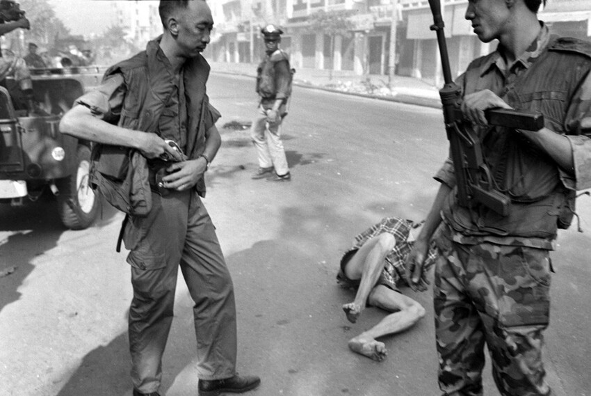 Тело партизана осталось лежать на улицах Сайгона. 1 февраля 1968 года.
