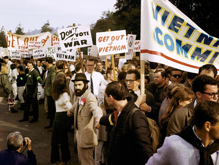 Демонстранты в Беркли, штат Калифорния на марше против войны во Вьетнаме в декабре 1965 года