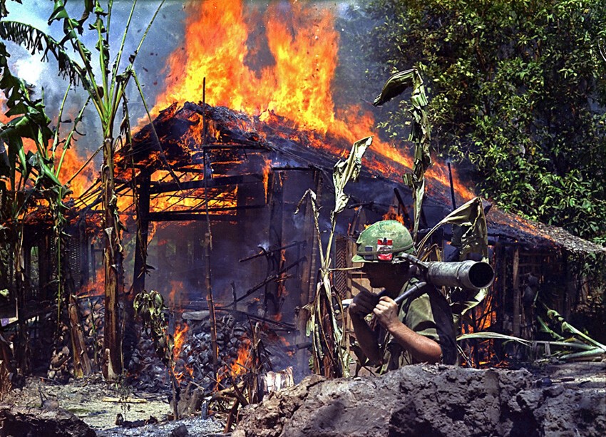 Сгоревшая база вьетнамских партизан.5 апреля 1968 года.