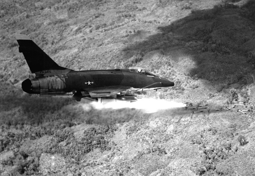 Истребитель американских ВВС наносит ракетные удары по позициям неприятеля.1 января 1967 года.