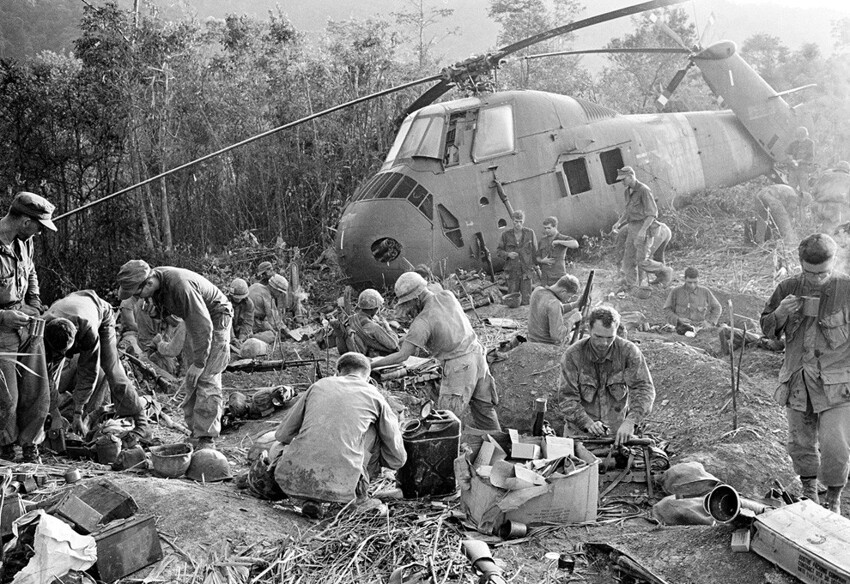Морские пехотинцы США выходят из грязных окопов на рассвете после третьей ночи борьбы с продолжающимися нападениями северо вьетнамских войск во время вьетнамской войны 21 сентября 1966 года.