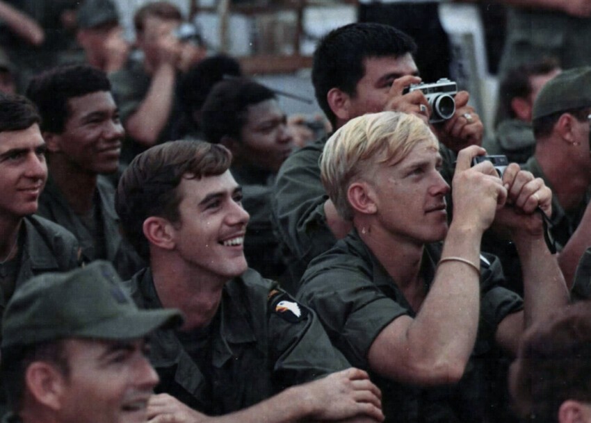 Члены 101-й воздушно-десантной дивизии во время рождественских шоу в Кэмп-Орел во Вьетнаме 23 декабря 1970 года.