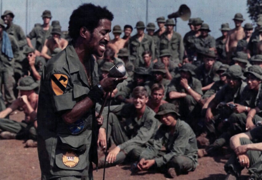 Конферансье Сэмми Дэвис младший развлекает солдат во Вьетнаме в феврале 1972 года