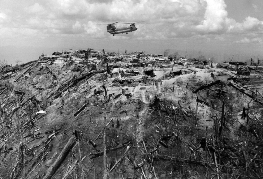 Вертолёт армии США над выжженным местом тяжёлых боёв.3 июня 1968 года.