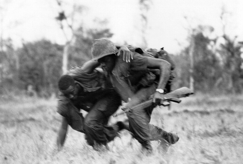 Морской пехотинец помогает своему раненому товарищу, во время боя 15 мая 1967 года.