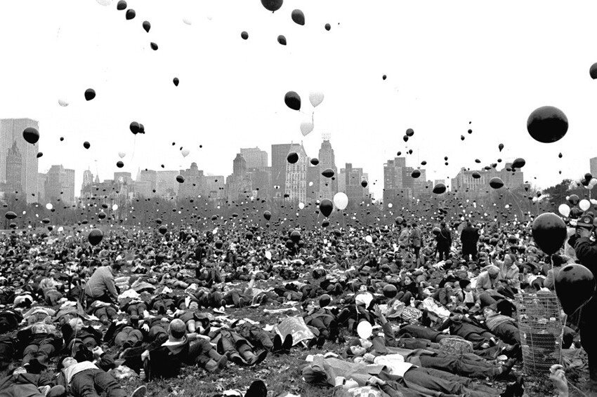 Демонстранты в Центральном парке, в Нью-Йорке запустили тысячи чёрных шаров, символизирующих убитых солдат во Вьетнаме. 14 ноября 1969 года.