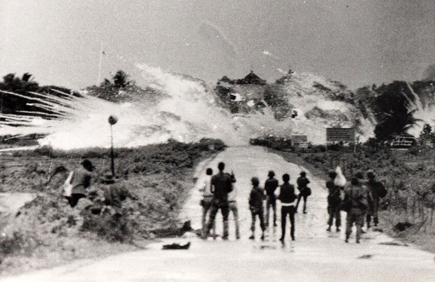 Бомбы со смесью напалма и белого фосфора взрываются во вьетнамской деревне. 8 июля 1972 года.