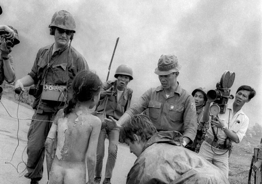Репортёры фотографируют девочку, обожженную напалмом. 8 июня 1972 года.