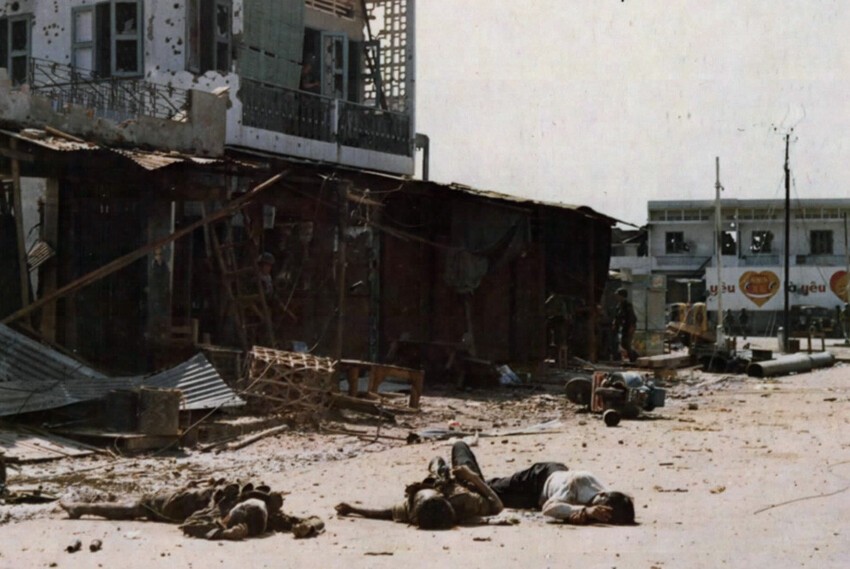 После взрыва бомбы, лежат тела солдат. 7 мая 1968 года.