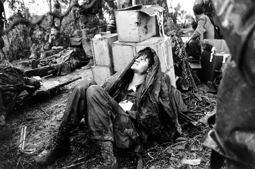 Раненый десантник США в ожидании медицинской эвакуации в базовый лагерь в долине А-Шау недалеко от границы с Лаосом. 19 мая 1969 года.