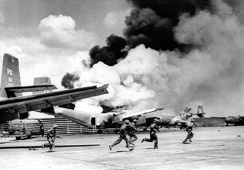 Солдаты Северного Вьетнама захватывают американскую базу. 30 апреля 1975 года.