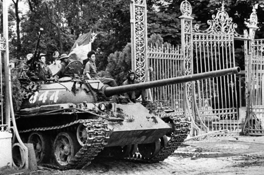 Танк Северного Вьетнама в воротах президентского дворца в Сайгоне, означающий падение Южного Вьетнама 30 апреля 1975 года