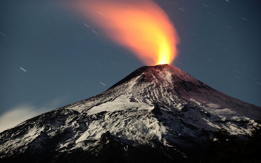 Извержение раскалённой лавы из кратера чилийского вулкана Вильяррика.