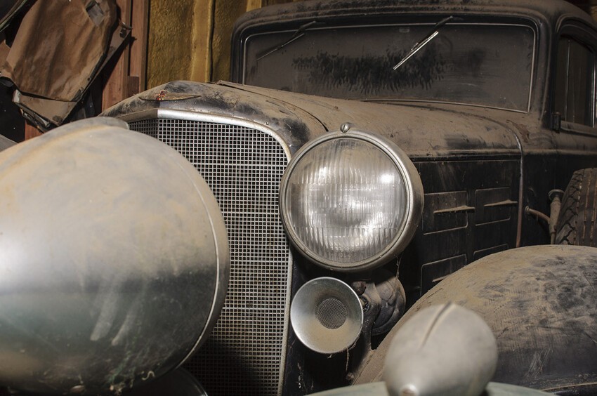 В старом сарае обнаружены 5 старинных автомоблей
