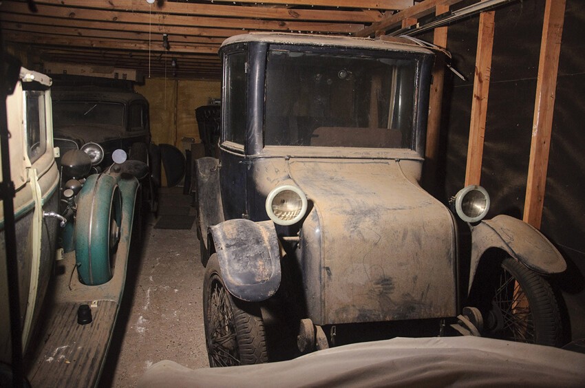 В старом сарае обнаружены 5 старинных автомоблей