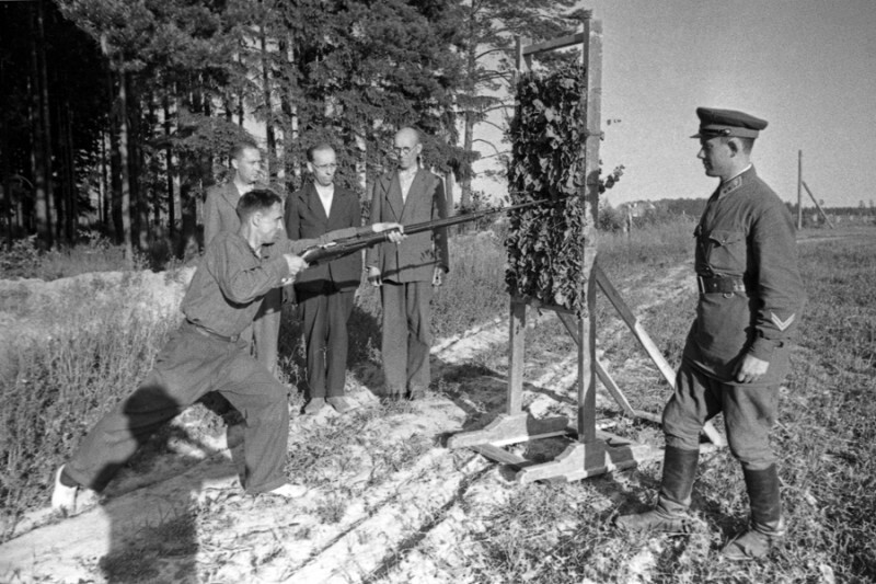 Ополченцы в лагерях. Лейтенант Л.Фридман учит бойцов штыковому бою. Подмосковье, июль 1941 г