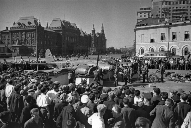 Сбитый немецкий самолет на площади Свердлова. Июль 1941 г