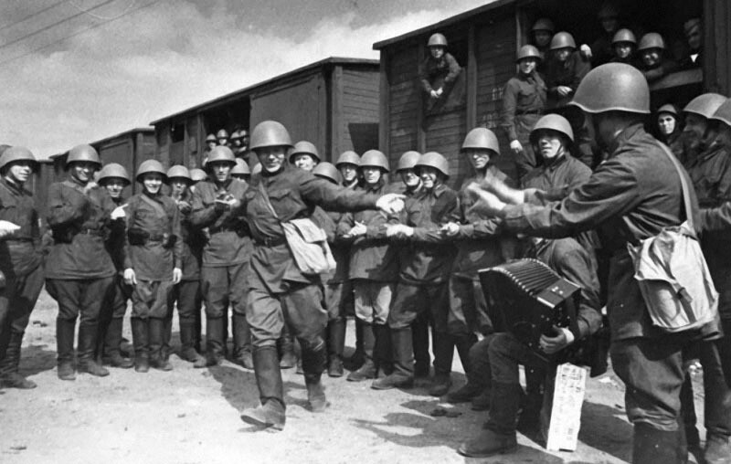 Поезда идут на фронт. Пляшет красноармеец В. Кочетков. 1941