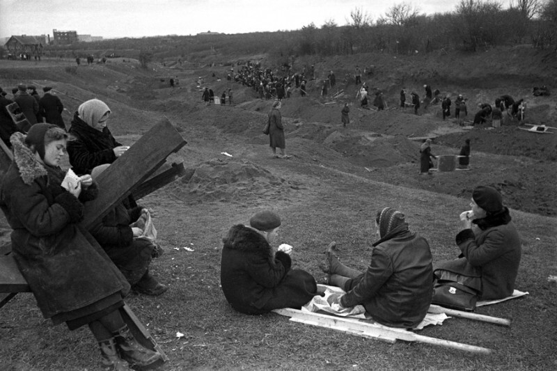 Москвичи на строительстве оборонительных сооружений. Октябрь 1941 г
