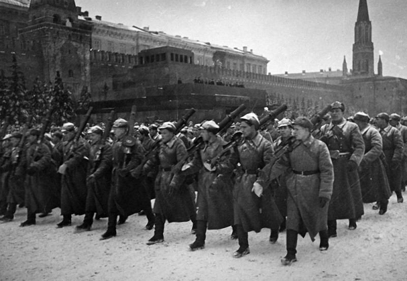Парад на Красной площади 7 ноября. 1941
