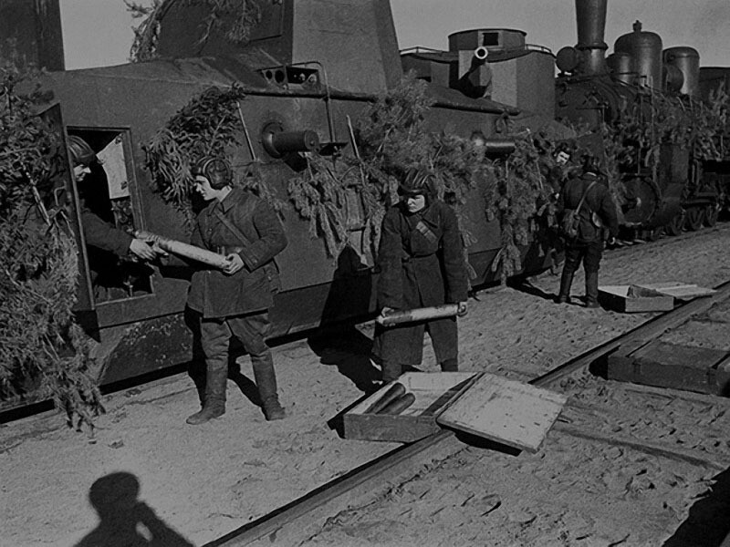 Погрузка снарядов на бронепоезд.1942 г