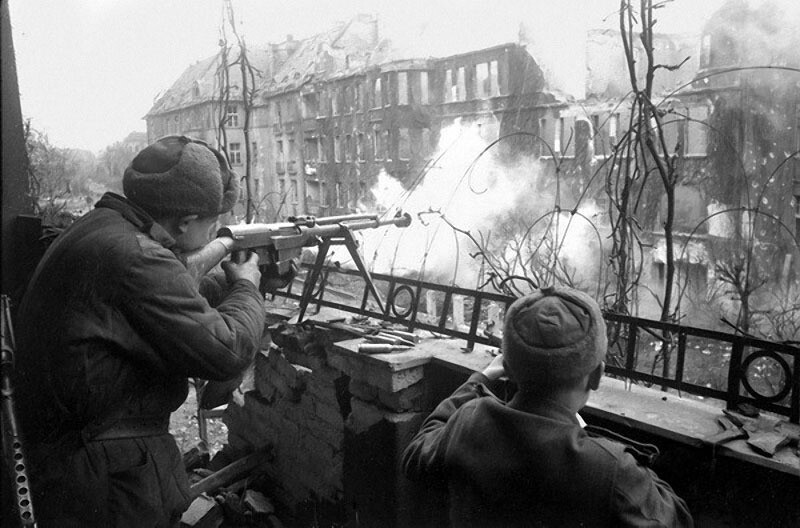 Уличный бой. Германия, 1945