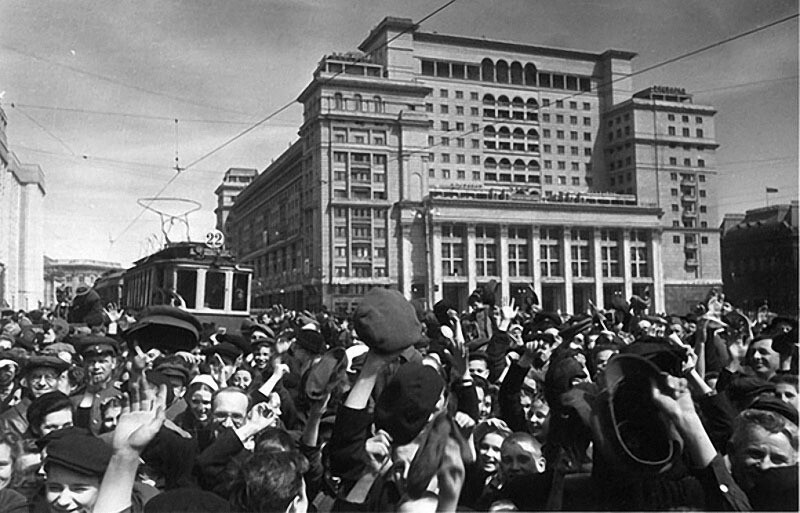 День Победы. Манежная площадь, 9 мая 1945 г