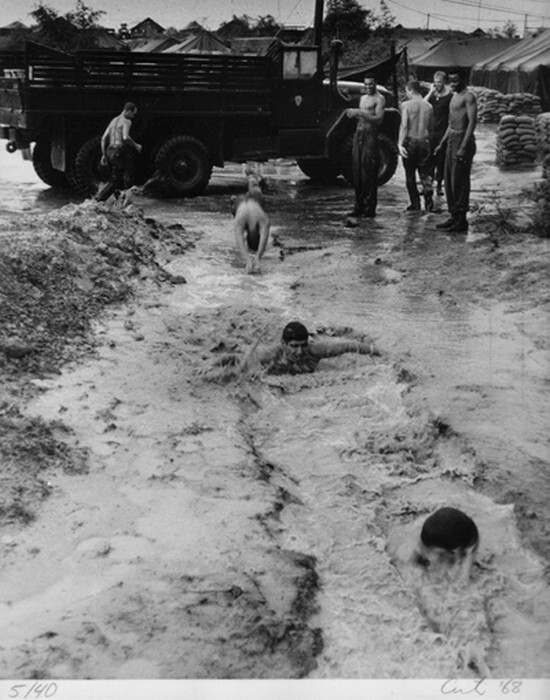 Солдаты плавают в затопленных траншеях. Вьетнам, 1968