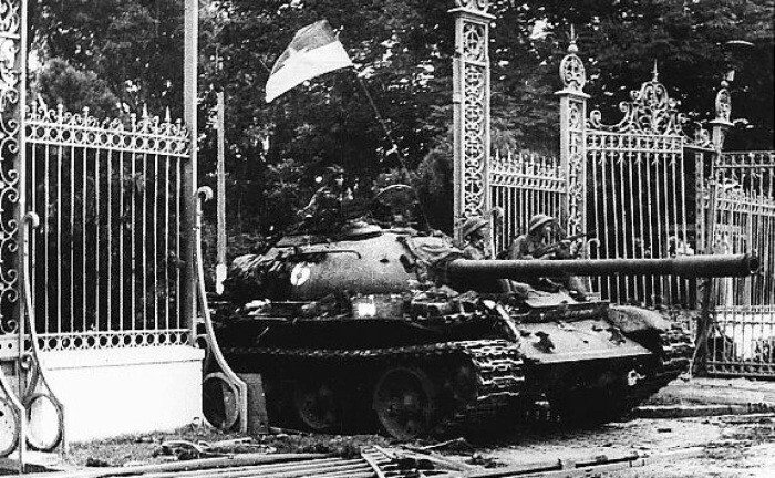 Танк врывается на территорию Президентского дворца. 30 апреля 1975 года. 