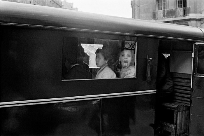Полиция задержала компанию проституток. Париж, 1952