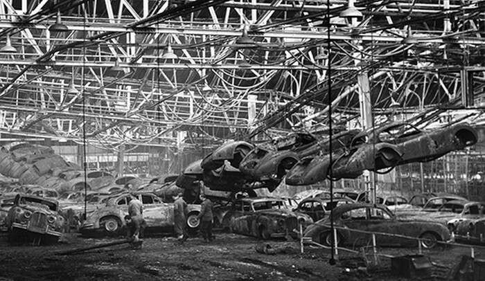 Последствия пожара на заводе Jaguar, 1957  Ущерб от пожара составил 3 млн. фунтов. Через две недели после пожара завод снова стал выпускать автомобили. 