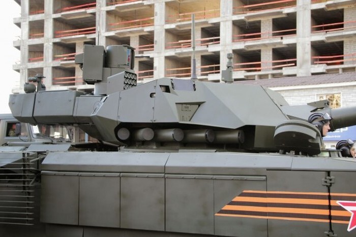 Судя по фото, башня танка "необитаема", так как люков в ней нет (все люки находятся в корпусе).