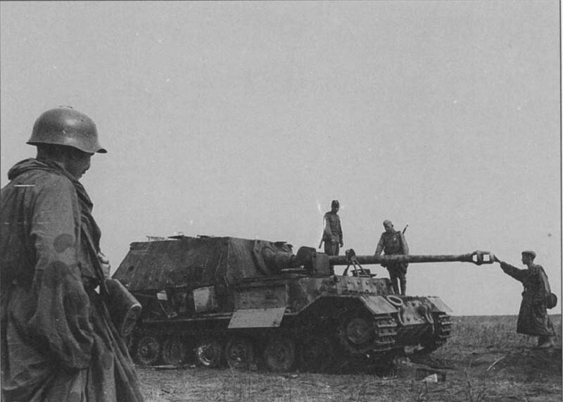 На фото русские солдаты осматривают подбитую немецкую САУ