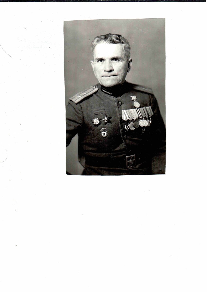 Афонин Порфирий Спиридонович гвардии майор, заместитель командира по политической части 198 Гвардейского артполка 93 Гвардейской Стрелковой дивизии