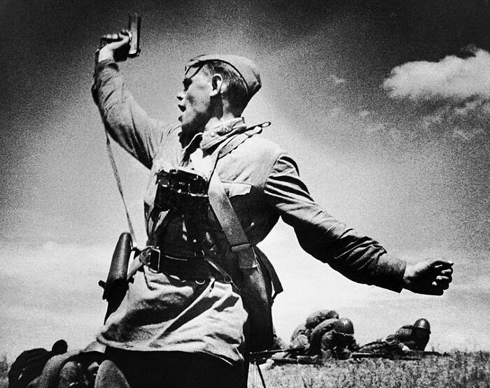 «Комбат» – одна из самых известных фотографий Второй мировой войны. На снимке запечатлен младший политрук А. Ерёменко, призывающий бойцов к атаке за несколько секунд до собственной гибели (фотограф: Макс Альперт).