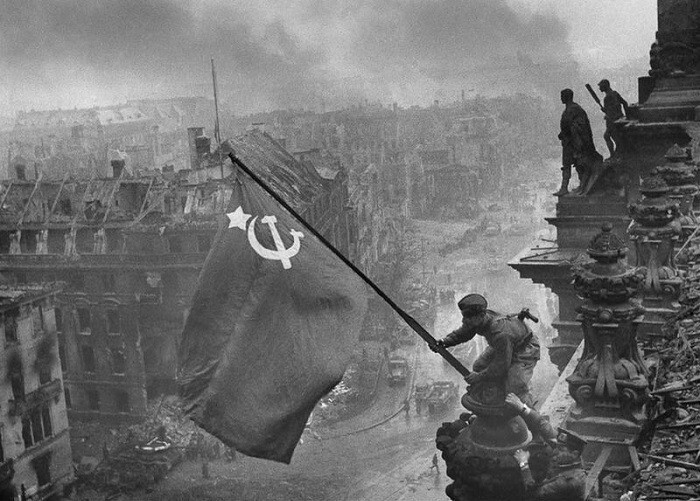 Счастливое знамя Победы над Рейхстагом (фотограф: Е. Халдей).