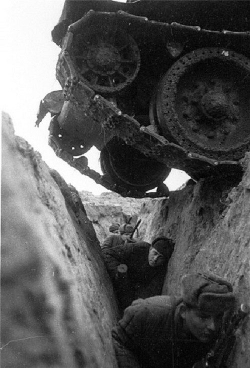 Под гусеницами танка (фотограф: М. Марков-Гринбер).