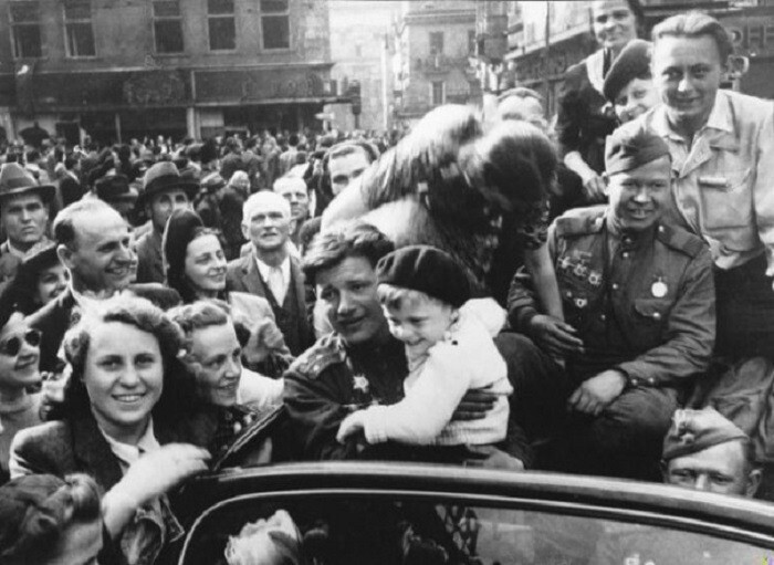 Жители Праги приветствуют автомобиль с советскими воинами (фотограф: А. Егоров).