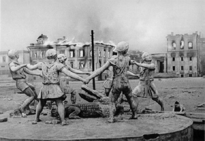 Фонтан «Детский хоровод» на вокзальной площади Сталинграда после налета фашистской авиации (фотограф: Э. Евзерихин).