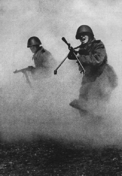 Советские солдаты воюют не на жизнь, а на смерть, 1943 год (фотограф: М. Марков-Гринберг).
