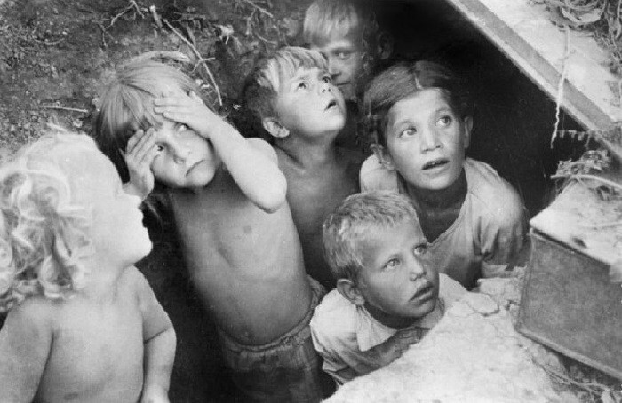 Дети прячутся от бомбежки, 22 июня 1941 года (фотограф: Борис Ярославцев).