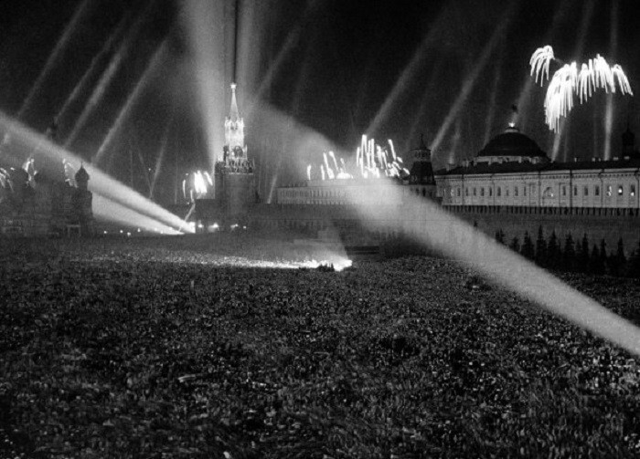 Салют Победы, 9 мая 1945 года (фотограф: Б. Кудояров).