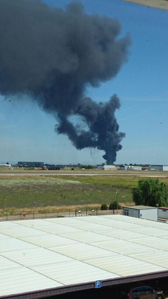 Военный самолет рухнул на завод Coca-Cola в Испании